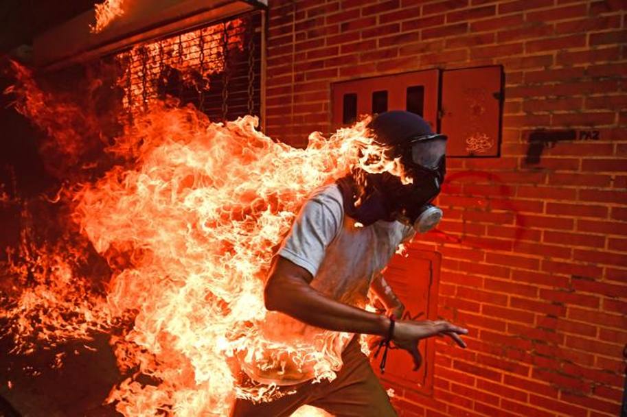 La foto vincitrice del World Press Photo Award 2018, un dimostrante venezuelano prende fuoco durante gli scontri a Caracas contro Maduro. Afp